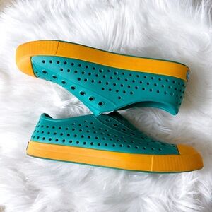 native shoes jefferson in miami dolphins teal + orange womens 6.5 7 (big kids 5)
